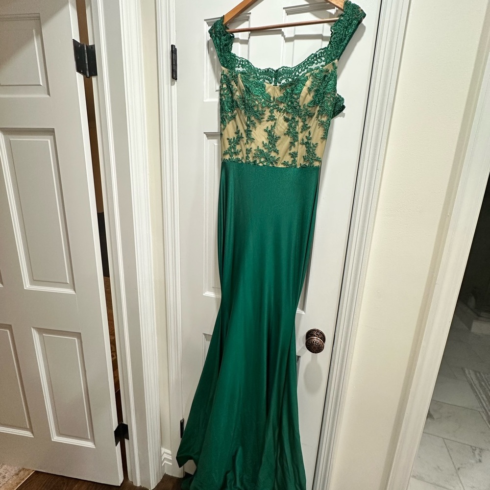 Elegant Green Lace Evening Gown